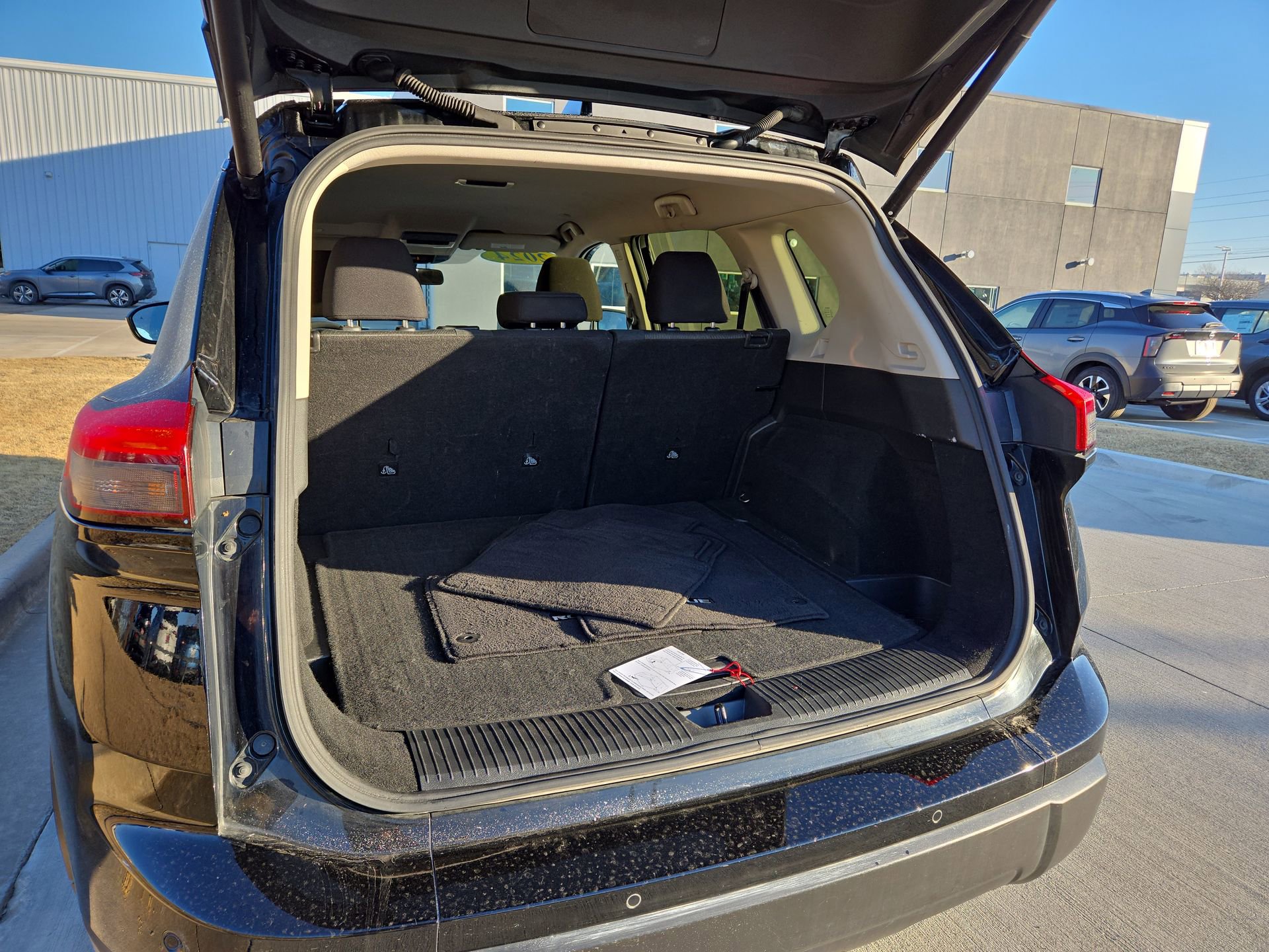 Used 2024 Nissan Rogue SV image 30