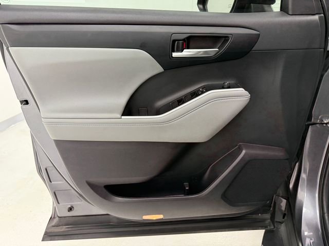Used 2023 Toyota Highlander XLE FWD image 29