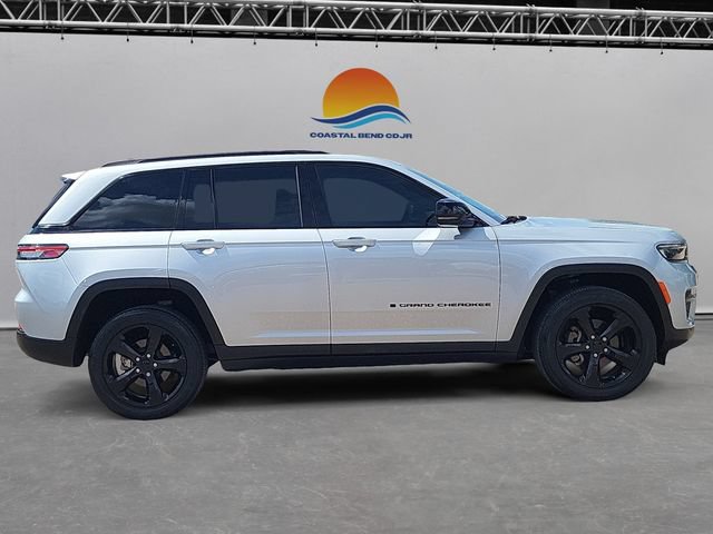 Used 2023 Jeep Grand Cherokee Altitude RWD image 4