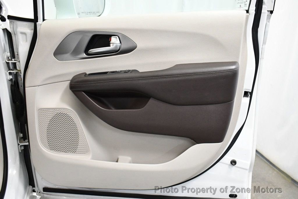 Used 2017 Chrysler Pacifica Touring-L image 13