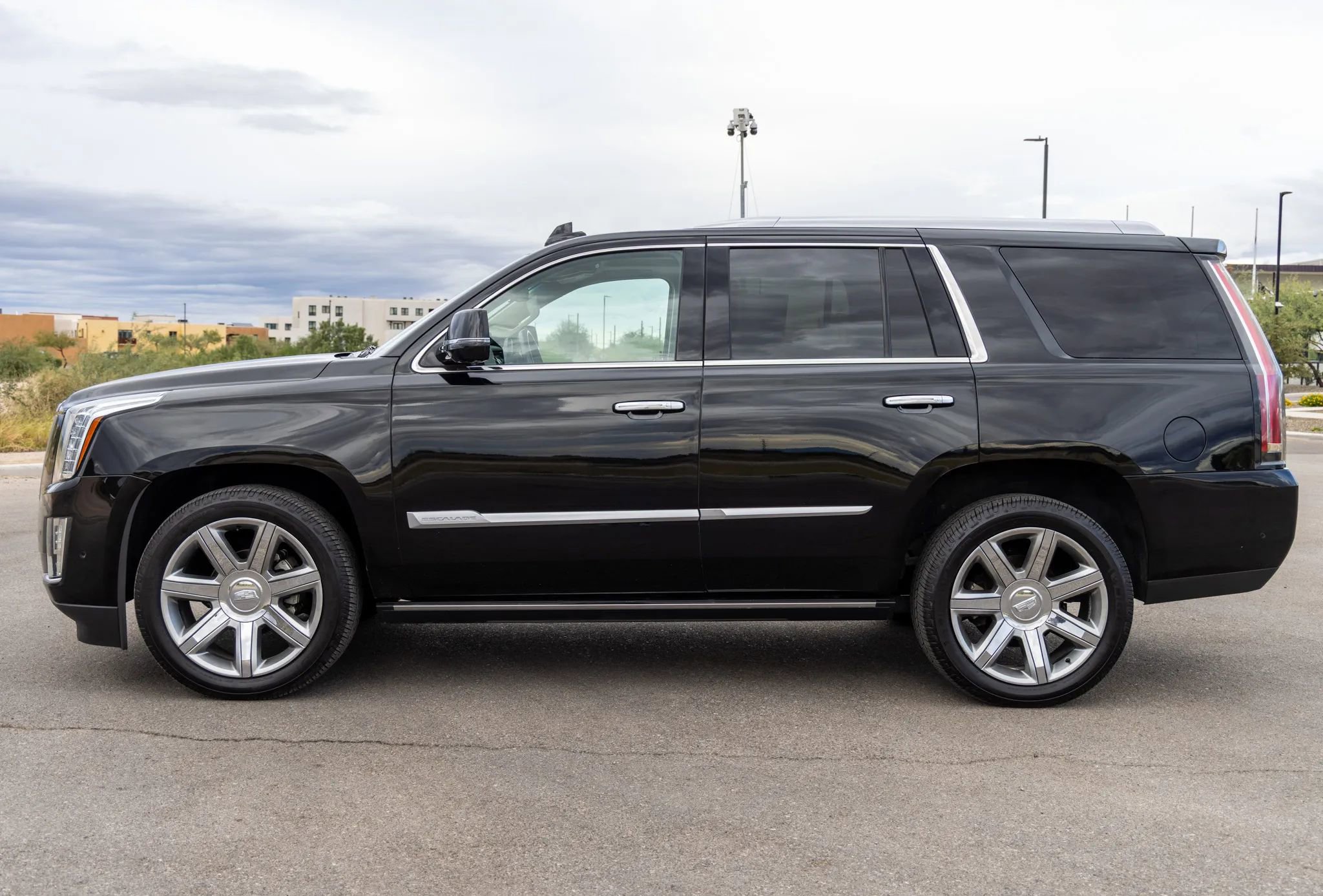 Used 2019 Cadillac Escalade Premium Luxury image 2