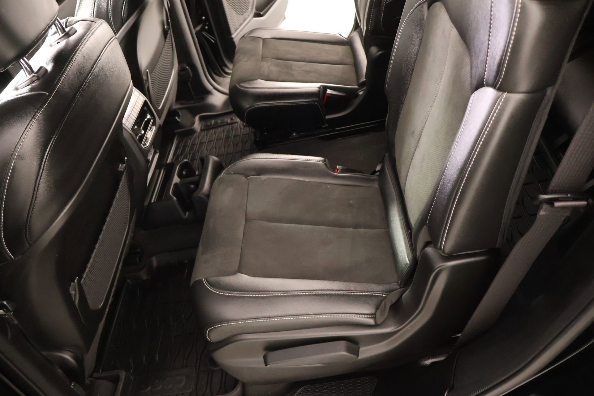 Used 2024 Jeep Grand Cherokee L Altitude RWD image 12