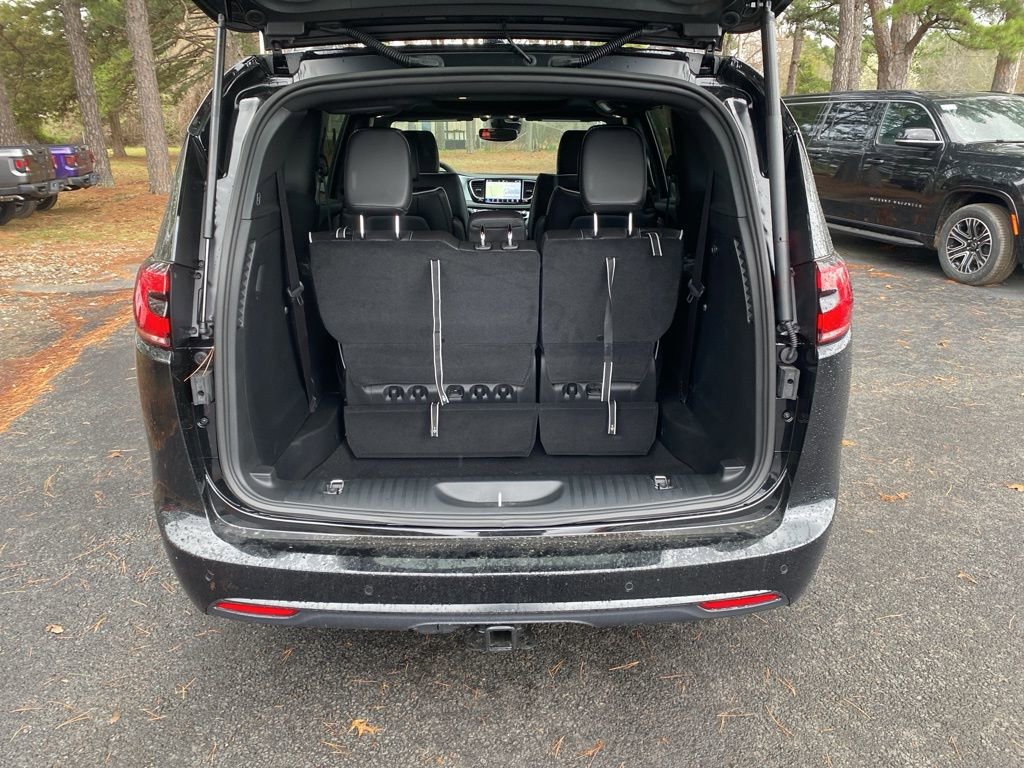 New 2026 Chrysler Pacifica Limited w/ S Appearance Package image 16