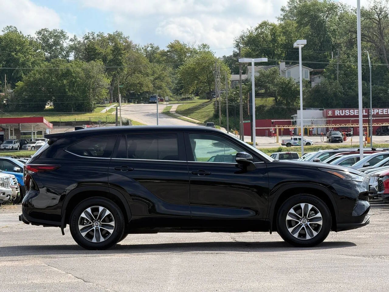 Used 2024 Toyota Highlander XLE AWD/4WD image 6