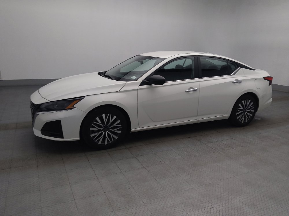 Used 2025 Nissan Altima 2.5 SV FWD image 2