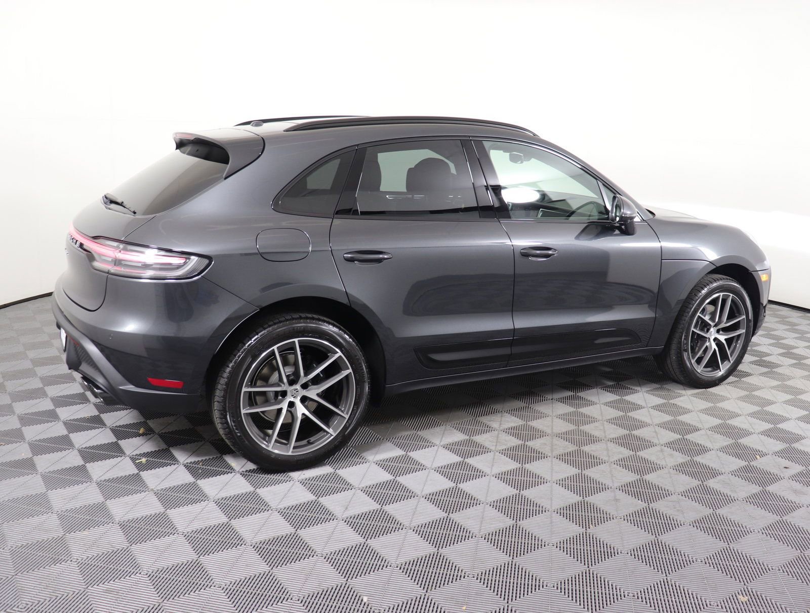 Certified 2025 Porsche Macan AWD/4WD image 9