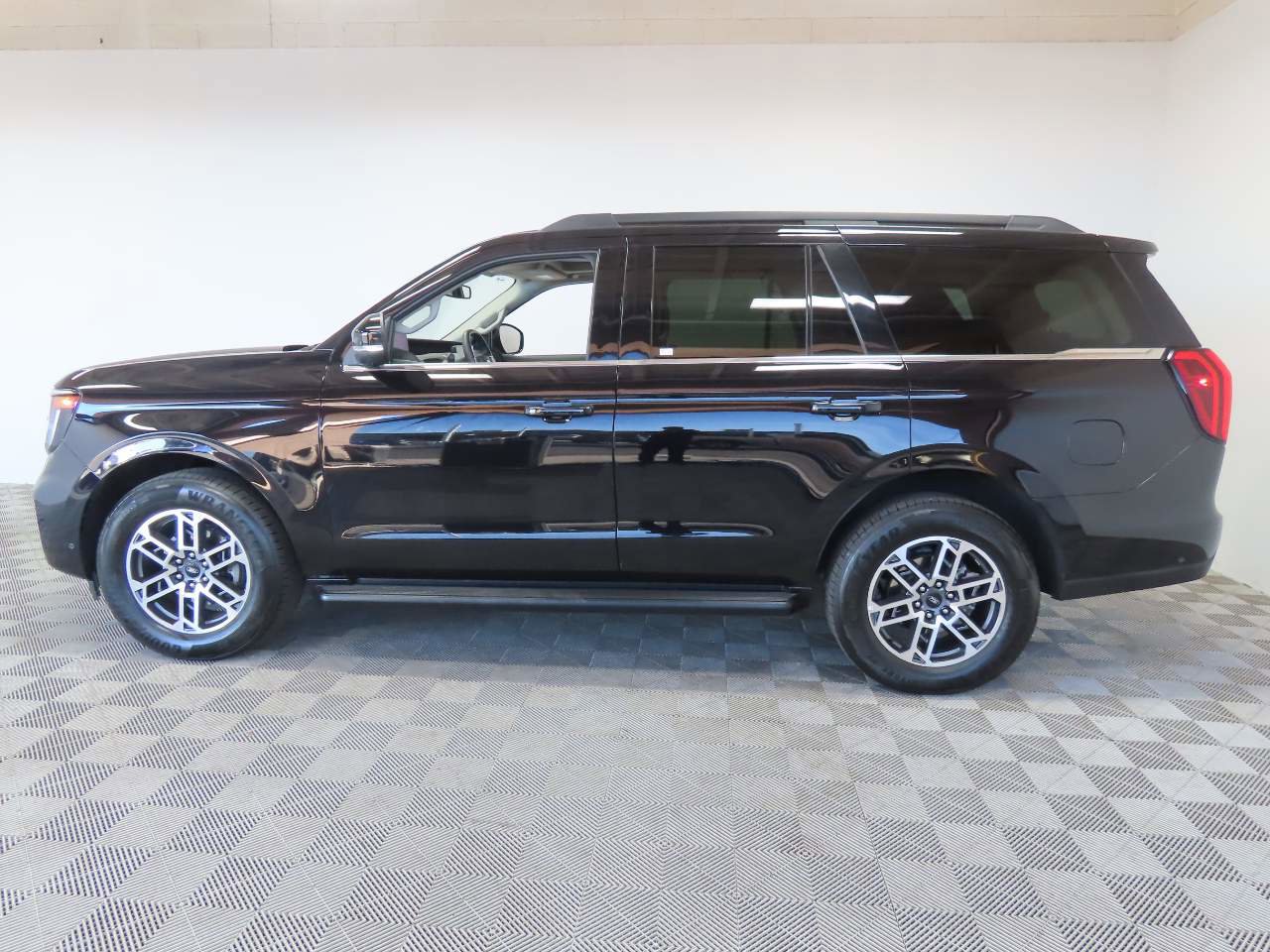 Used 2025 Ford Expedition Active image 5