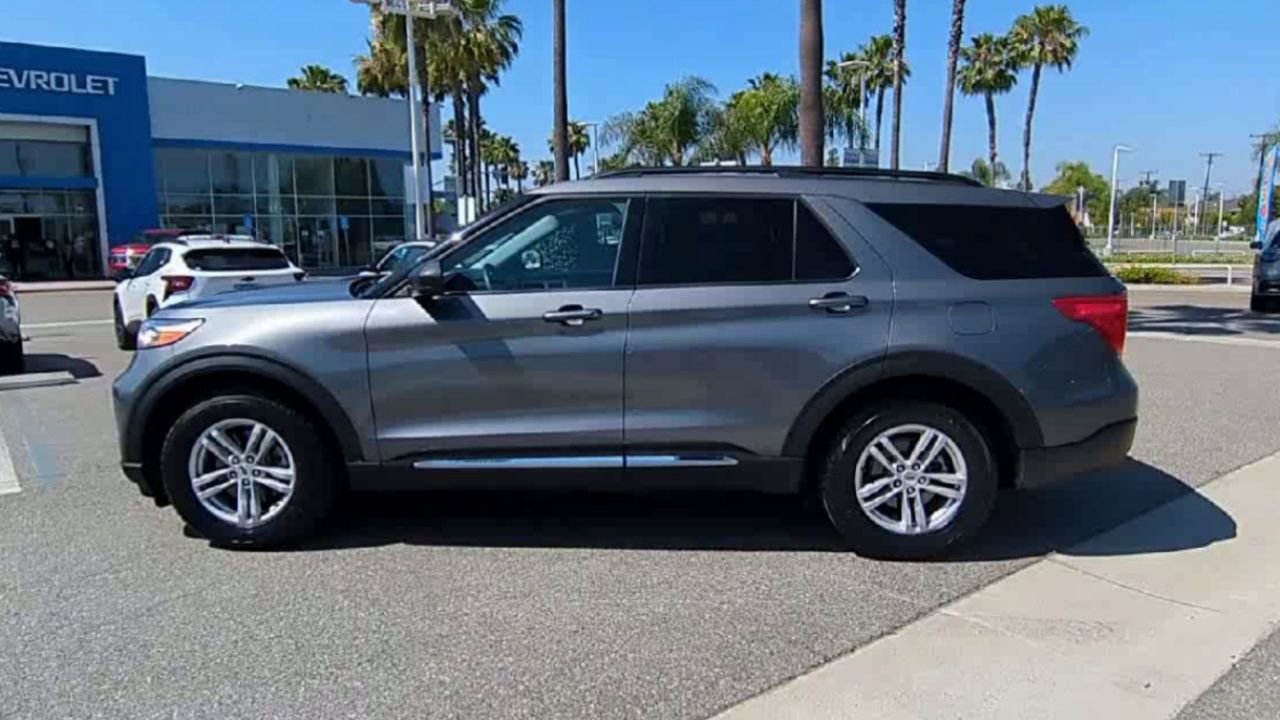 Used 2024 Ford Explorer XLT w/ Equipment Group 202A RWD image 5