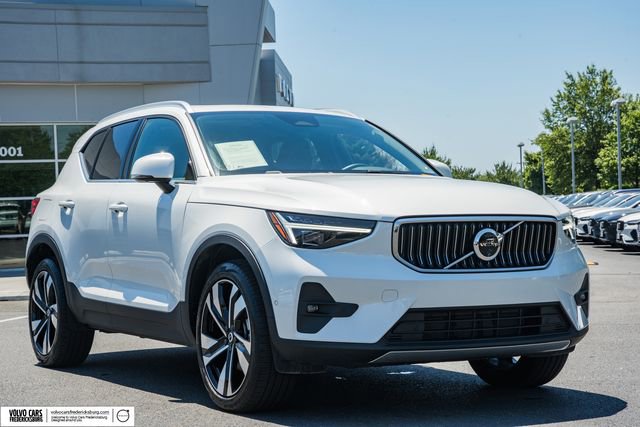 Used 2025 Volvo XC40 B5 Plus AWD/4WD image 1