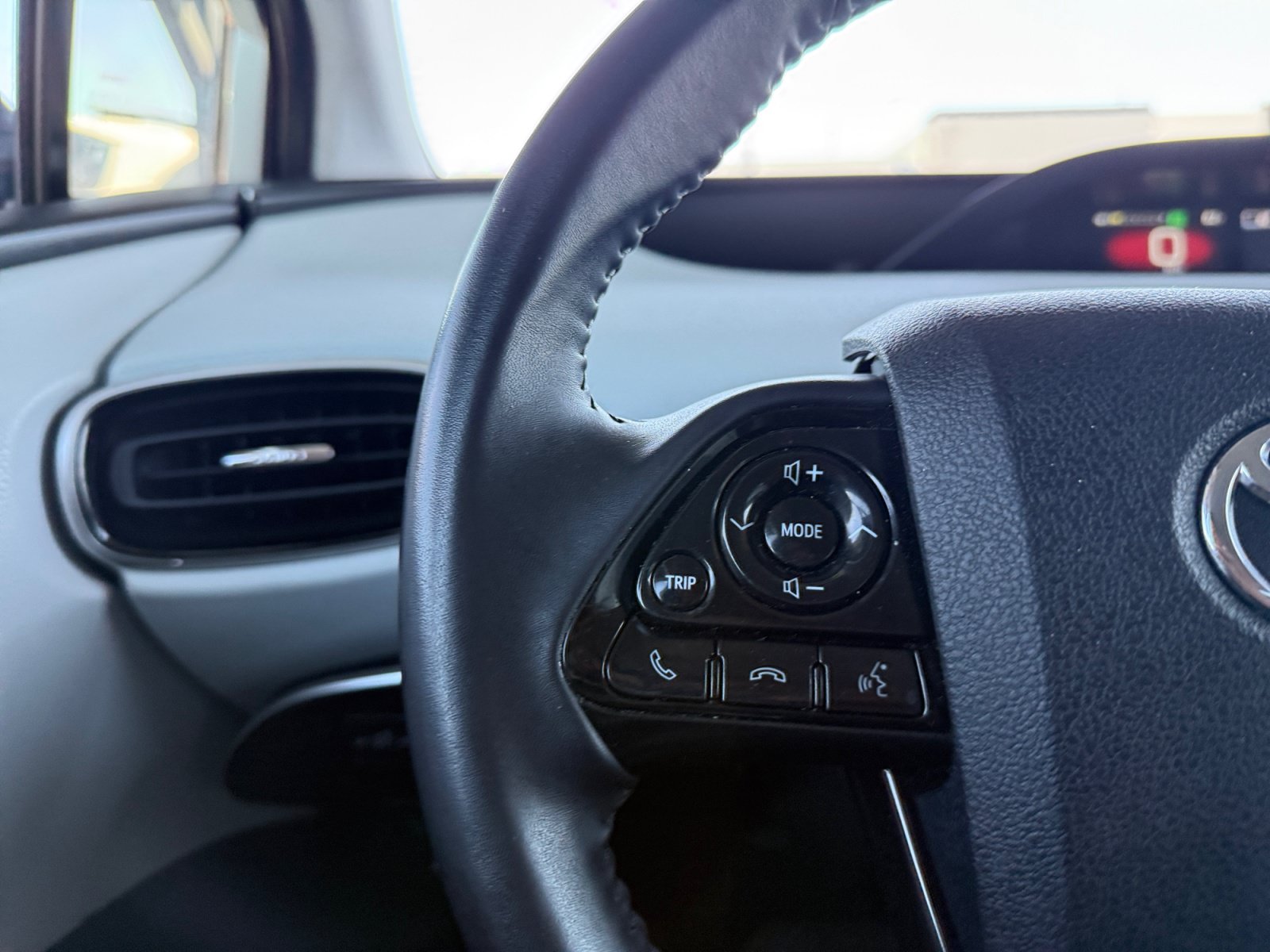 Used 2022 Toyota Prius Prime XLE FWD image 18
