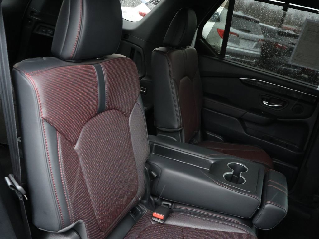 Certified 2025 Honda Pilot Black Edition image 12