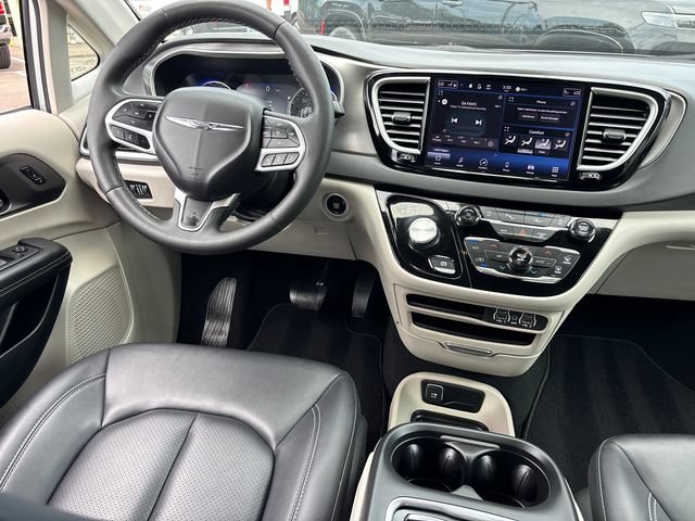 Used 2024 Chrysler Pacifica Touring-L FWD image 12