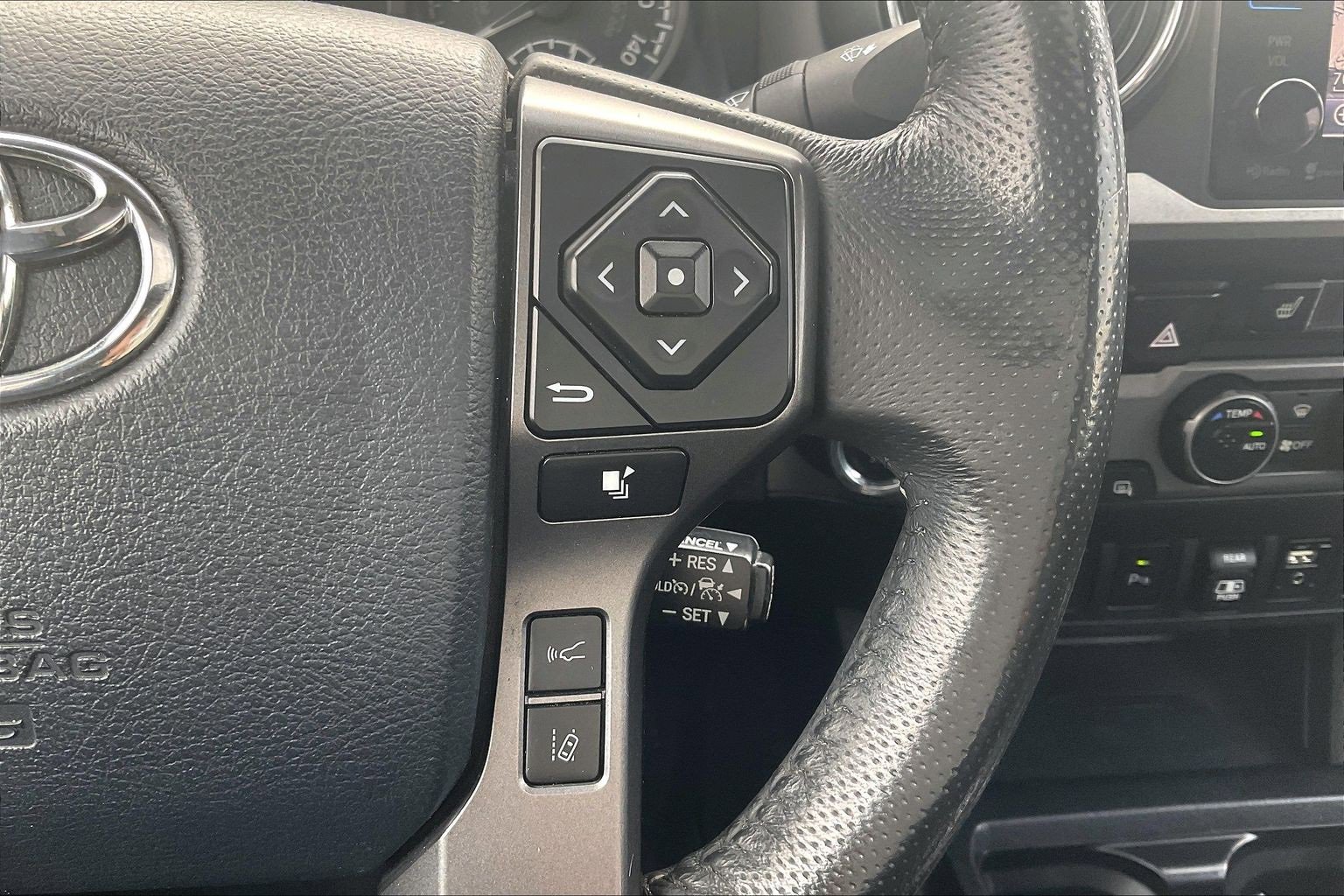 Used 2018 Toyota Tacoma TRD Sport image 11