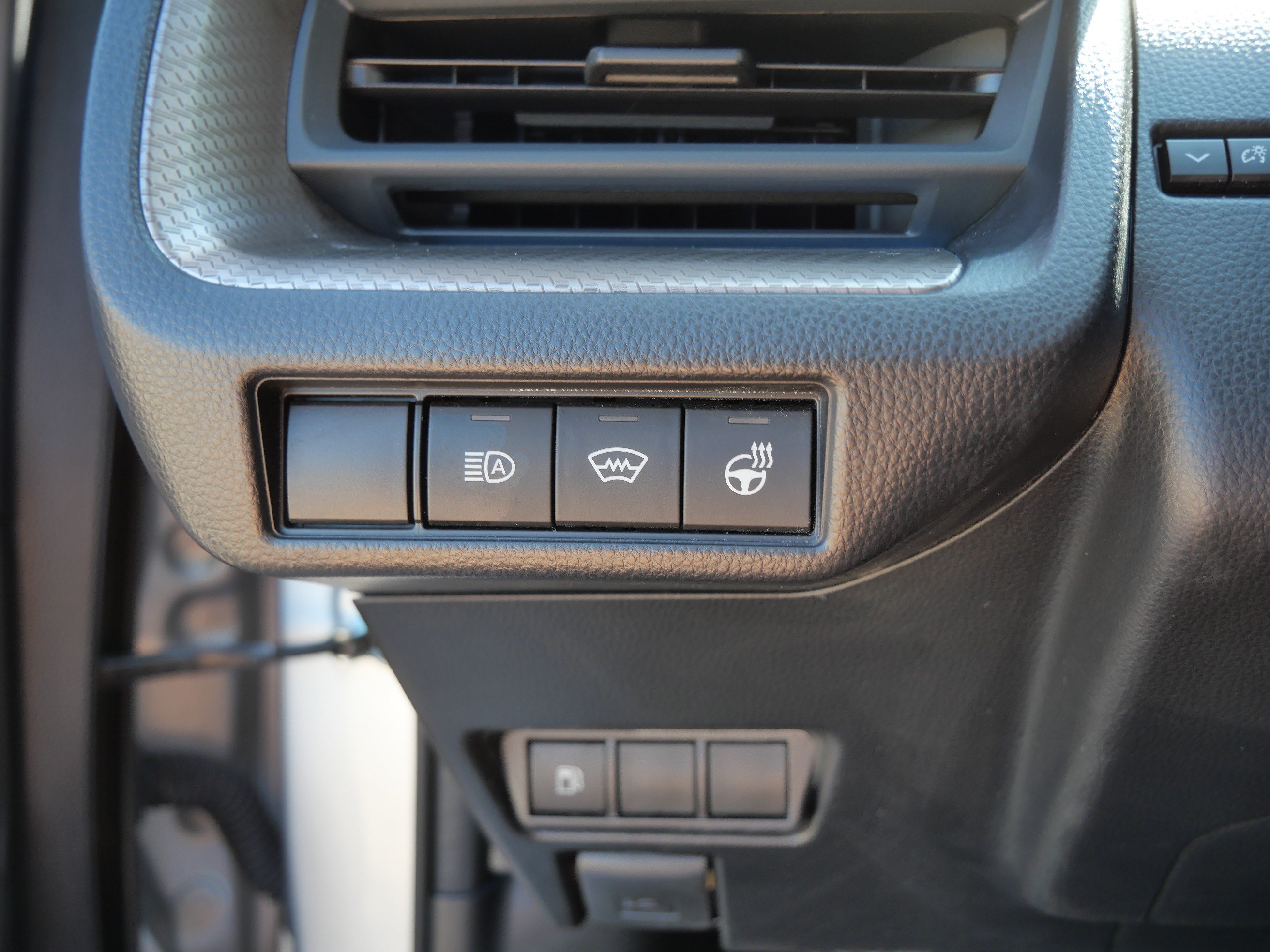 Certified 2025 Toyota Prius XLE FWD image 27