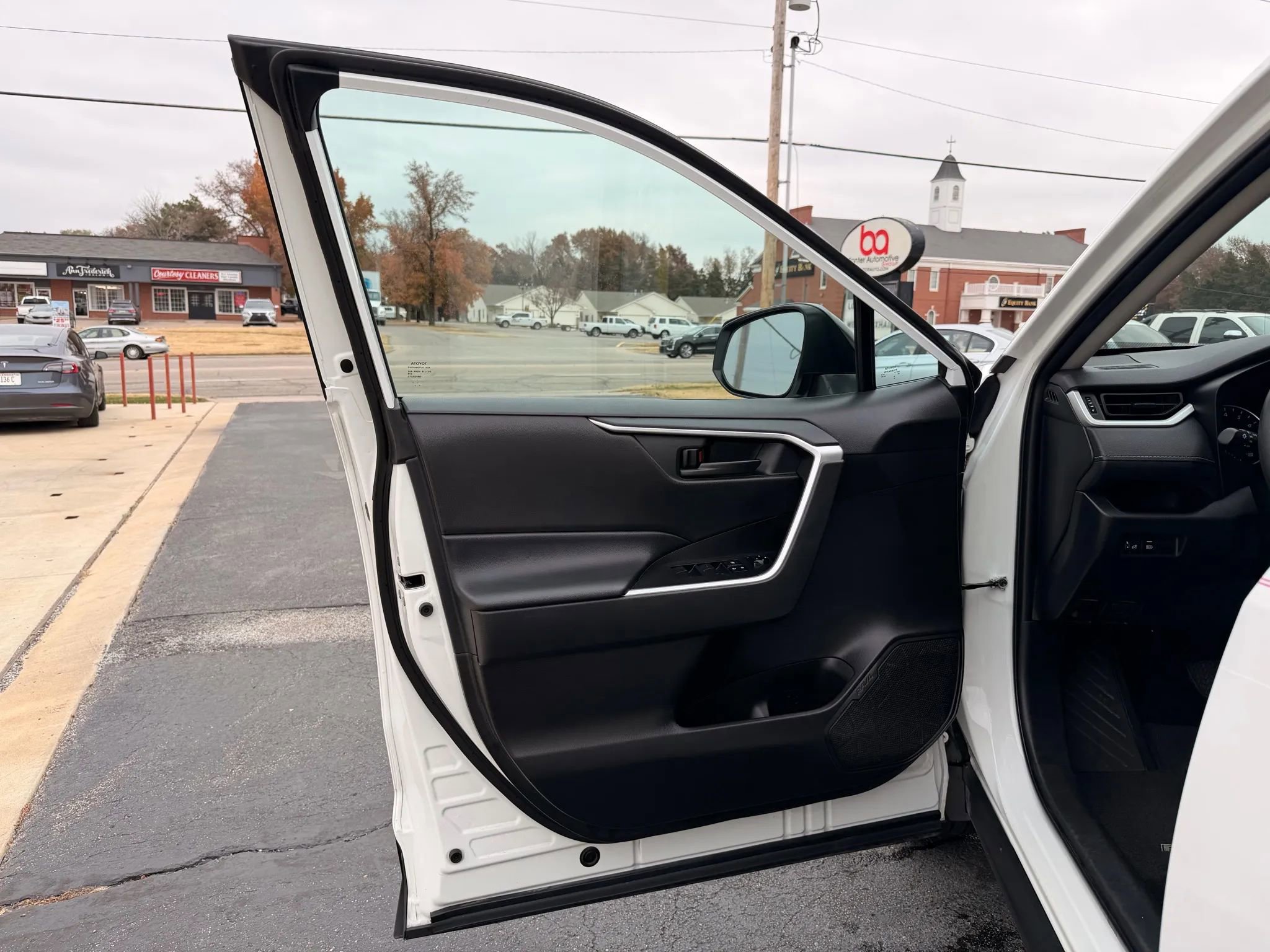 Used 2022 Toyota RAV4 LE w/ Carpet Mat Package (TMS) image 9