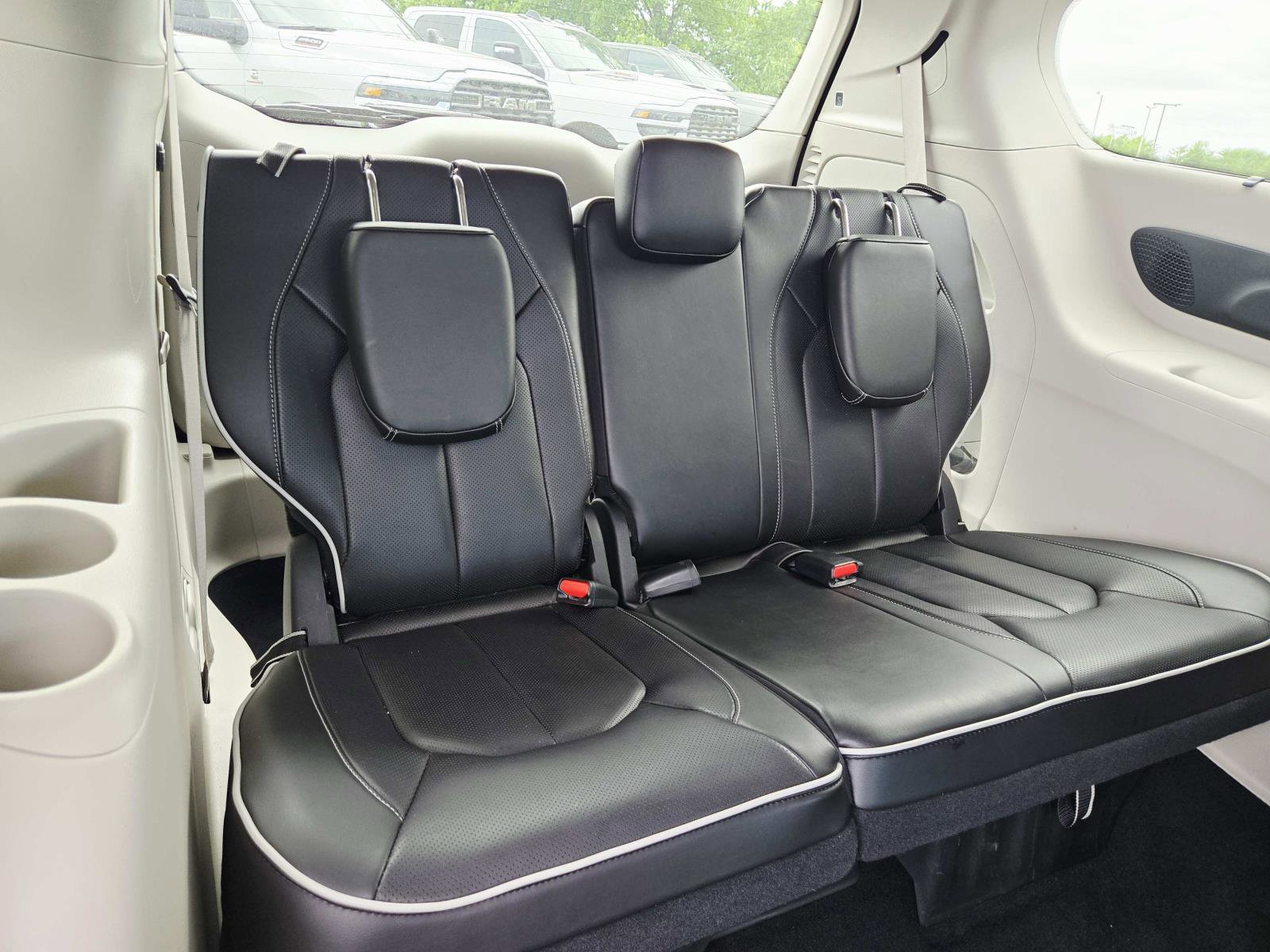 Used 2023 Chrysler Pacifica Limited FWD image 17