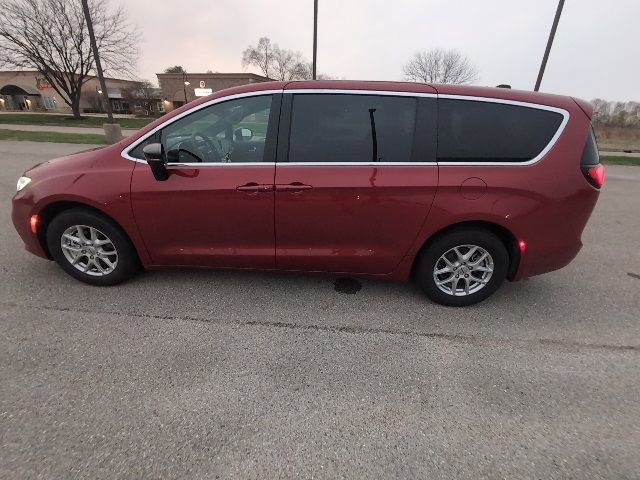 Used 2025 Chrysler Pacifica Select image 8