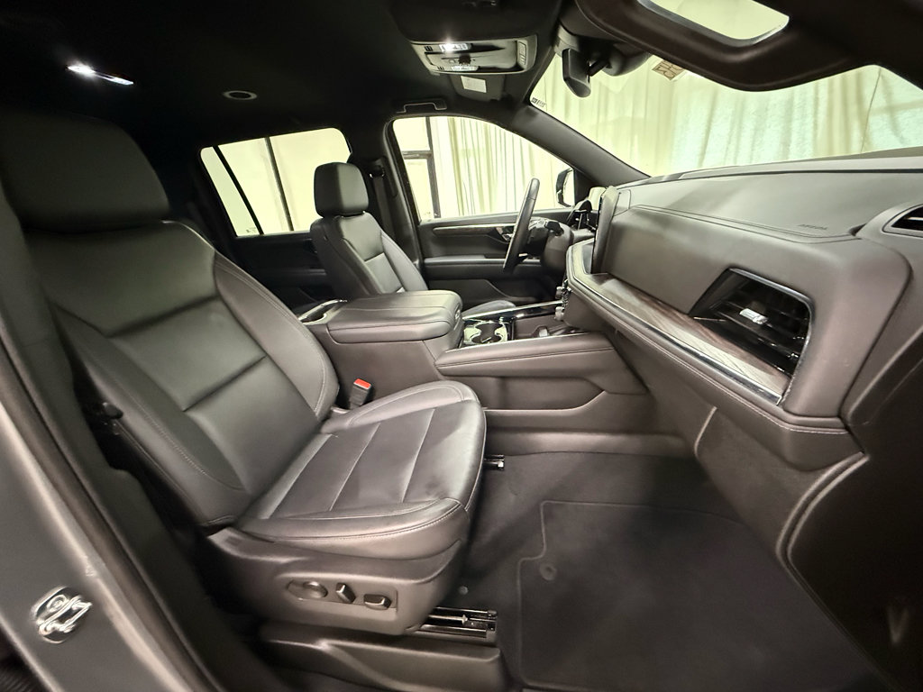 Used 2025 Chevrolet Suburban Z71 AWD/4WD image 27