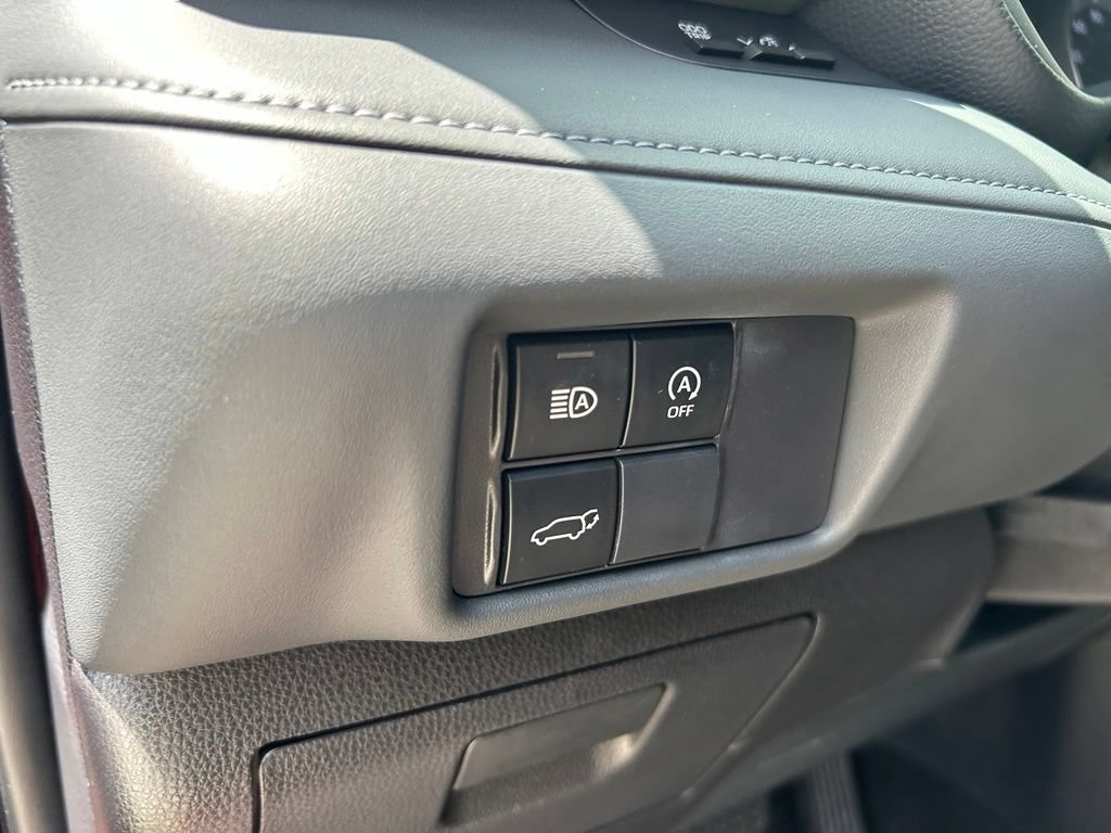 Used 2024 Toyota Highlander LE FWD image 46