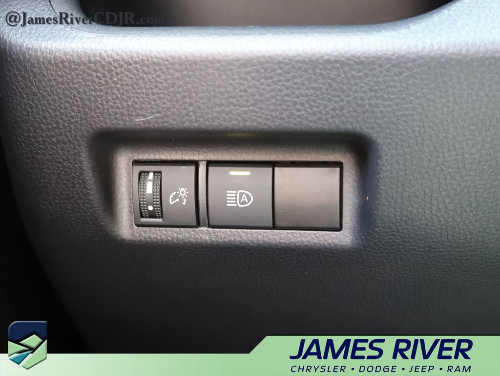 Used 2025 Toyota RAV4 XLE AWD/4WD image 30
