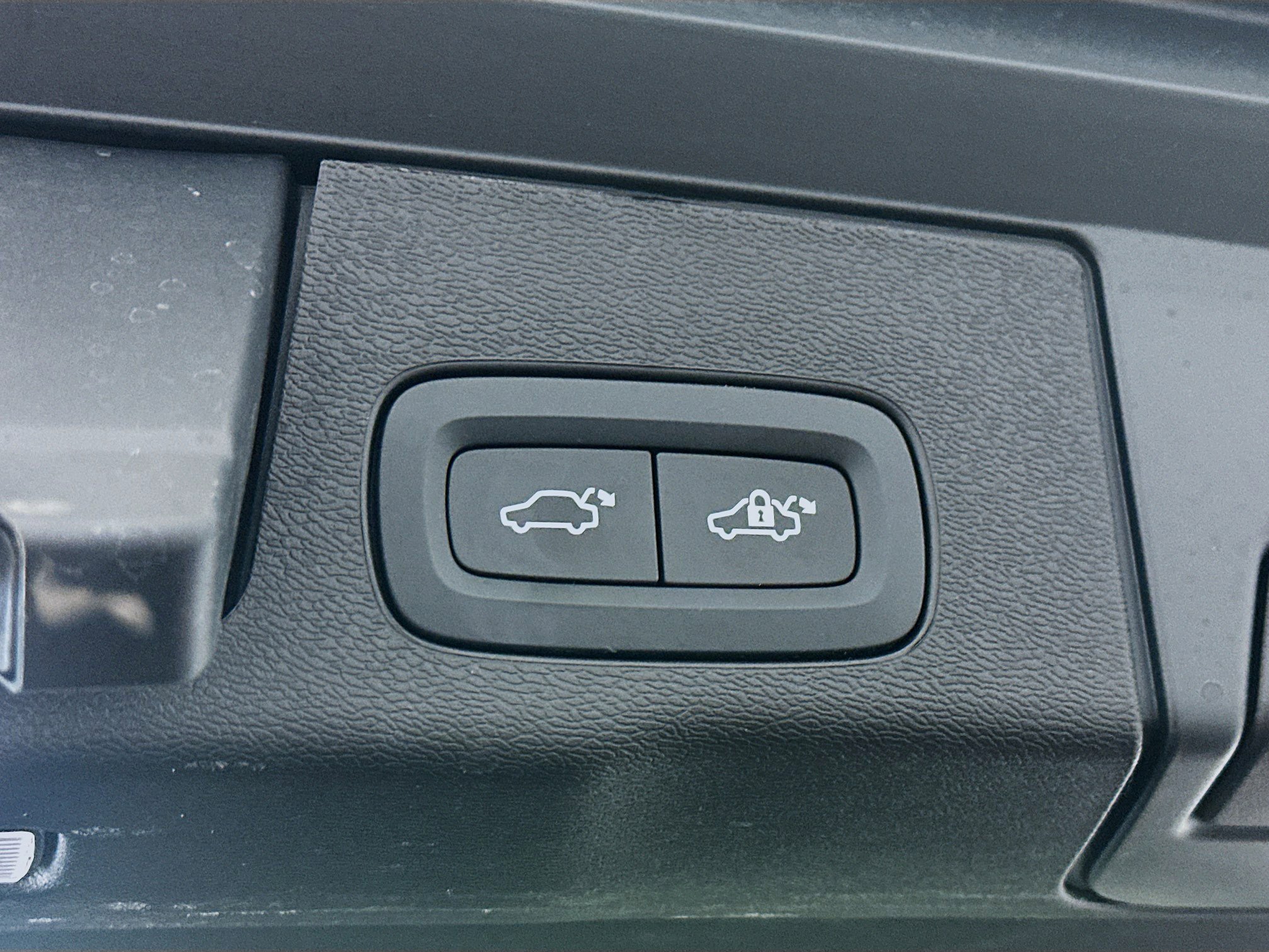 Used 2025 Volvo XC60 B5 Plus image 32