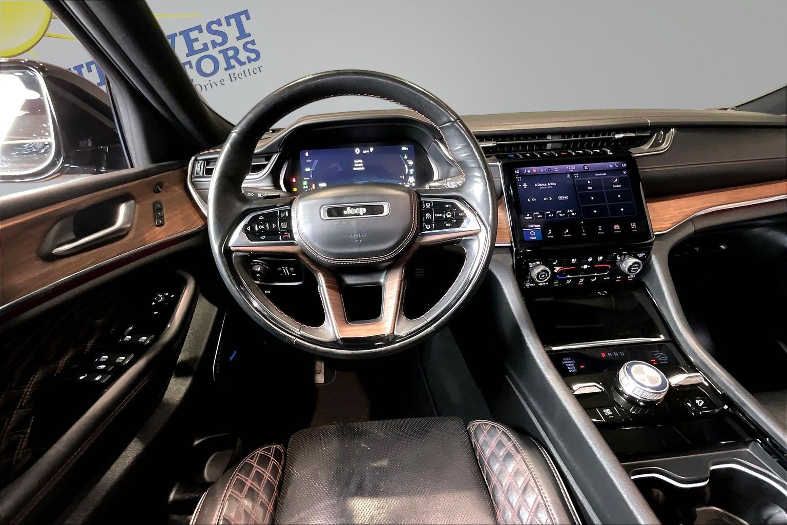 Used 2022 Jeep Grand Cherokee Summit AWD/4WD image 9