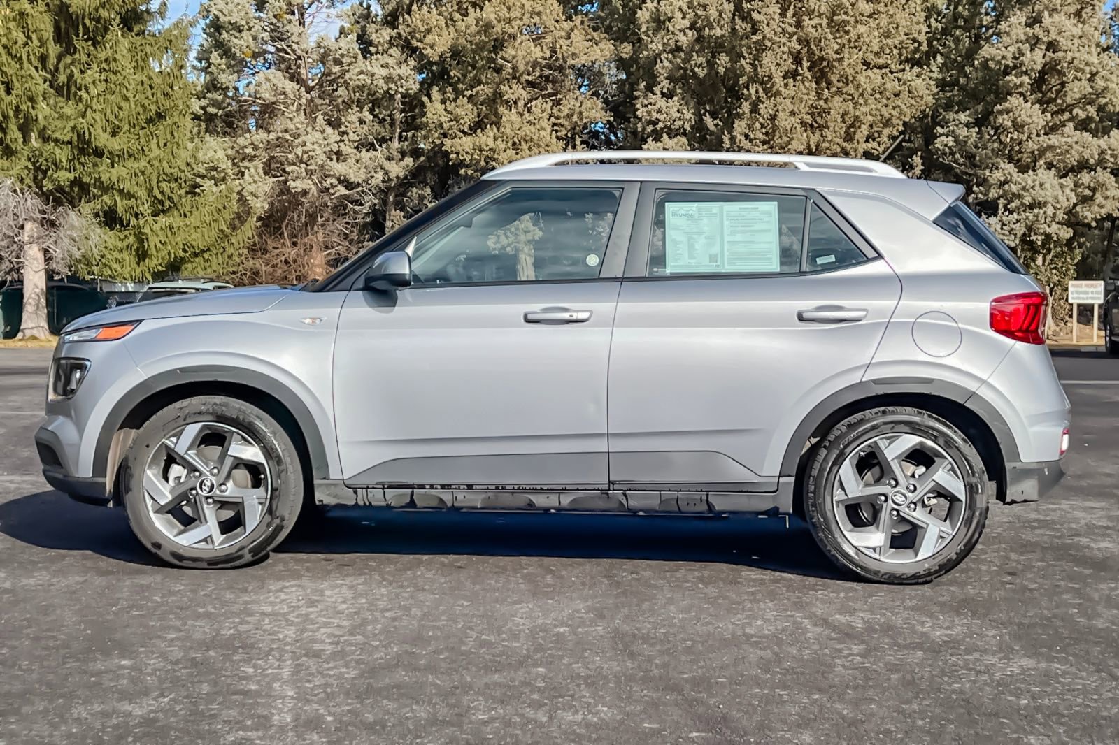 Used 2025 Hyundai Venue SEL image 8