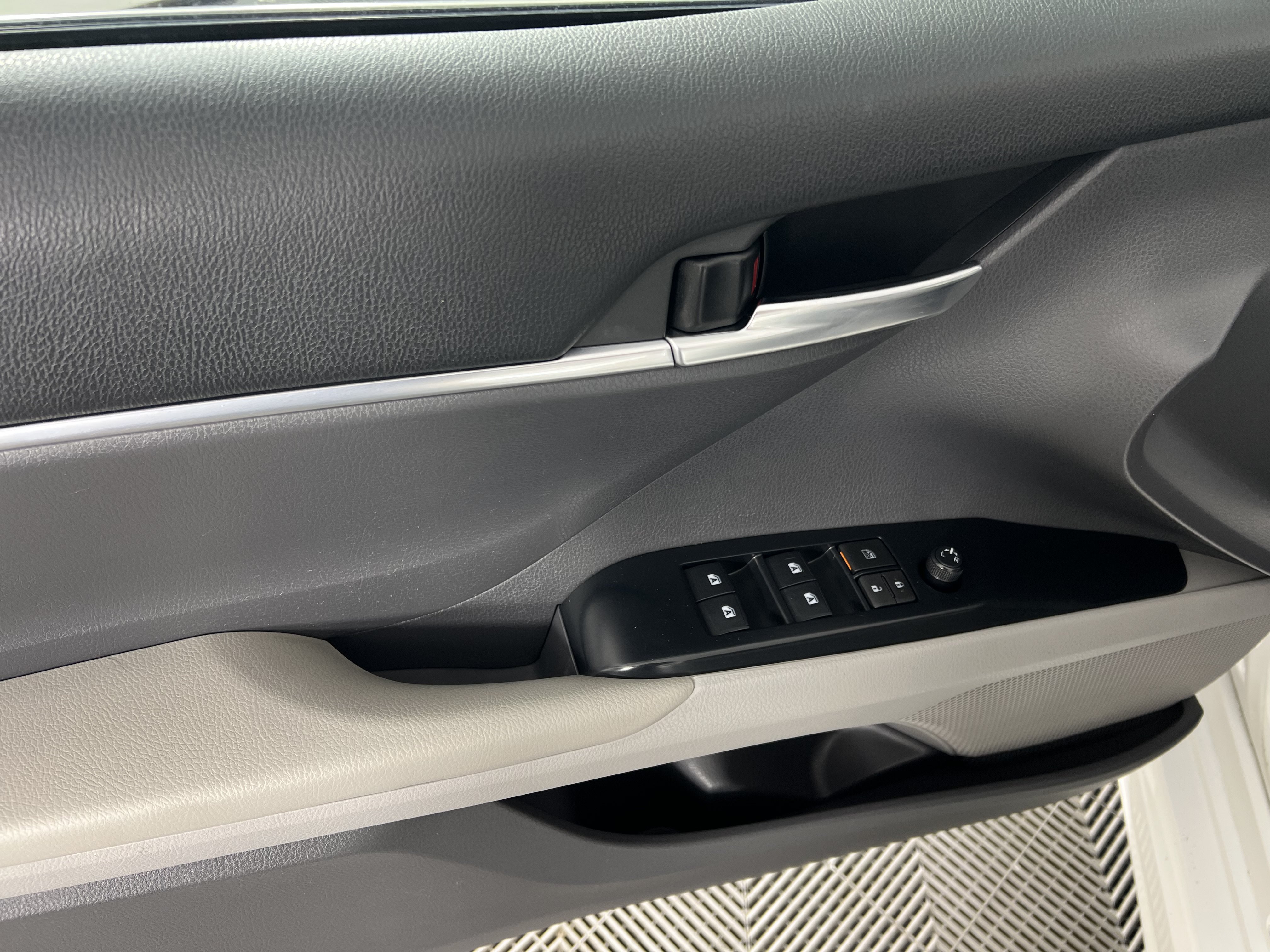 Used 2019 Toyota Camry SE FWD image 17