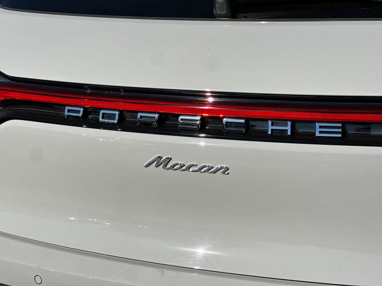 Certified 2025 Porsche Macan AWD/4WD image 31