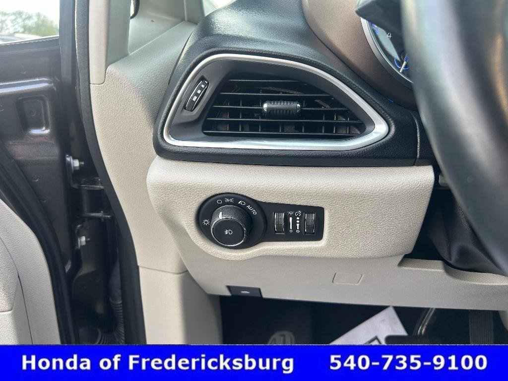 Used 2017 Chrysler Pacifica Touring-L Plus FWD image 23