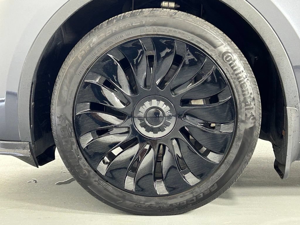 Used 2024 Tesla Model Y 2WD image 32