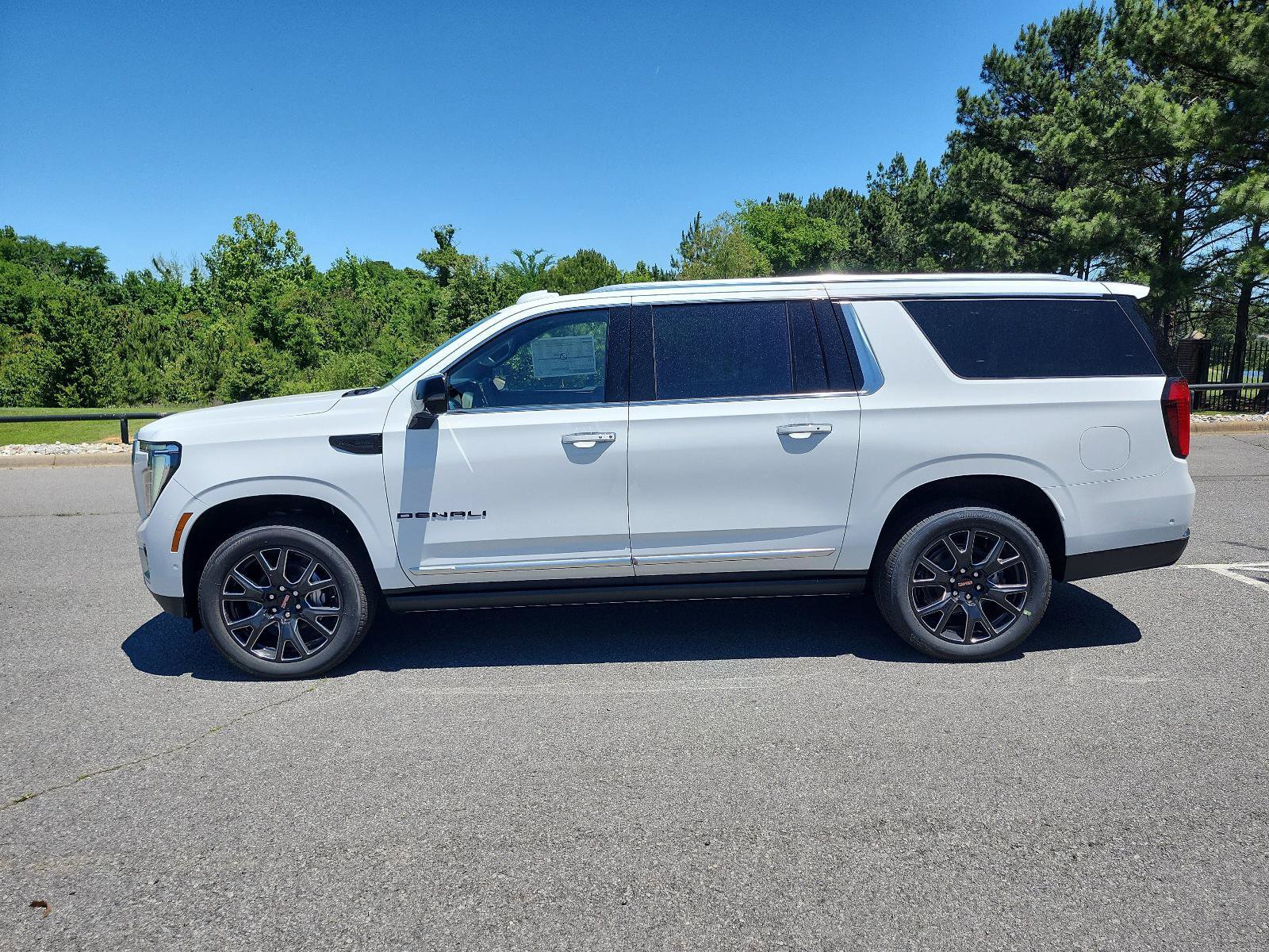 New 2026 GMC Yukon XL Denali w/ Denali Reserve Package AWD/4WD image 2