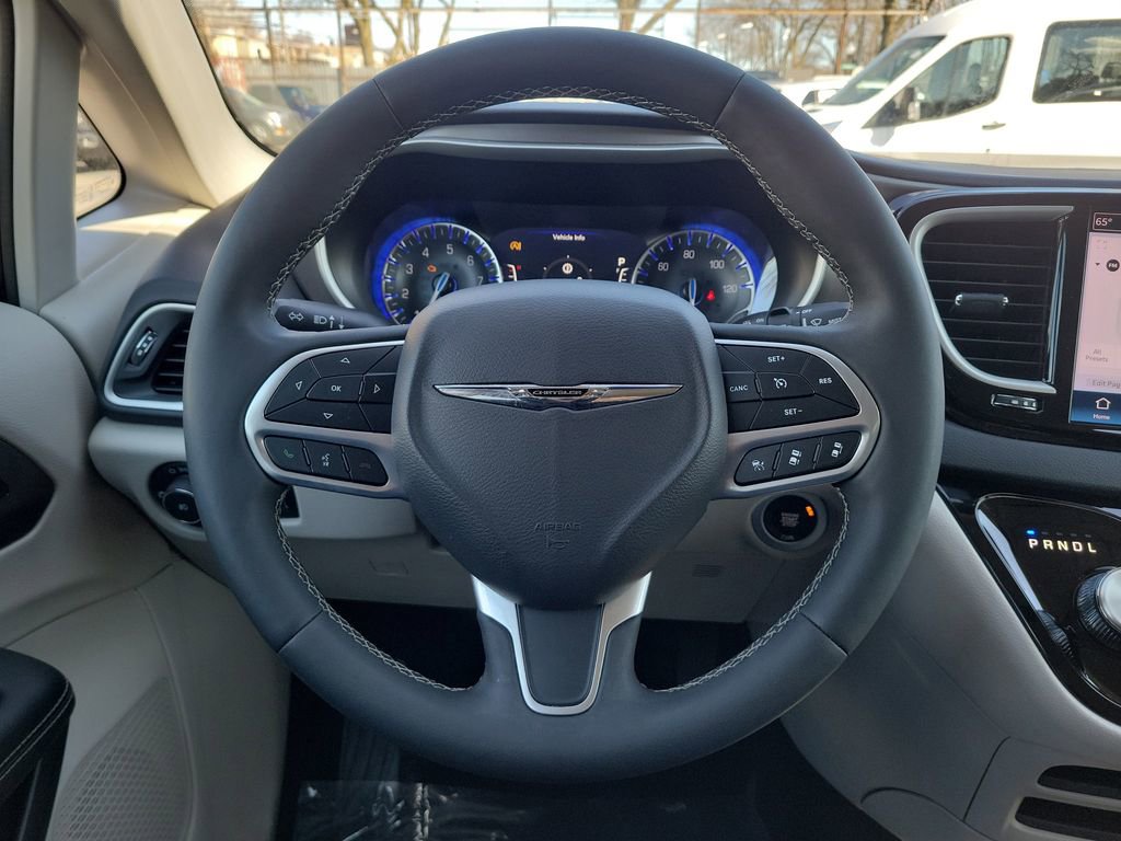 Certified 2024 Chrysler Pacifica Touring-L image 27