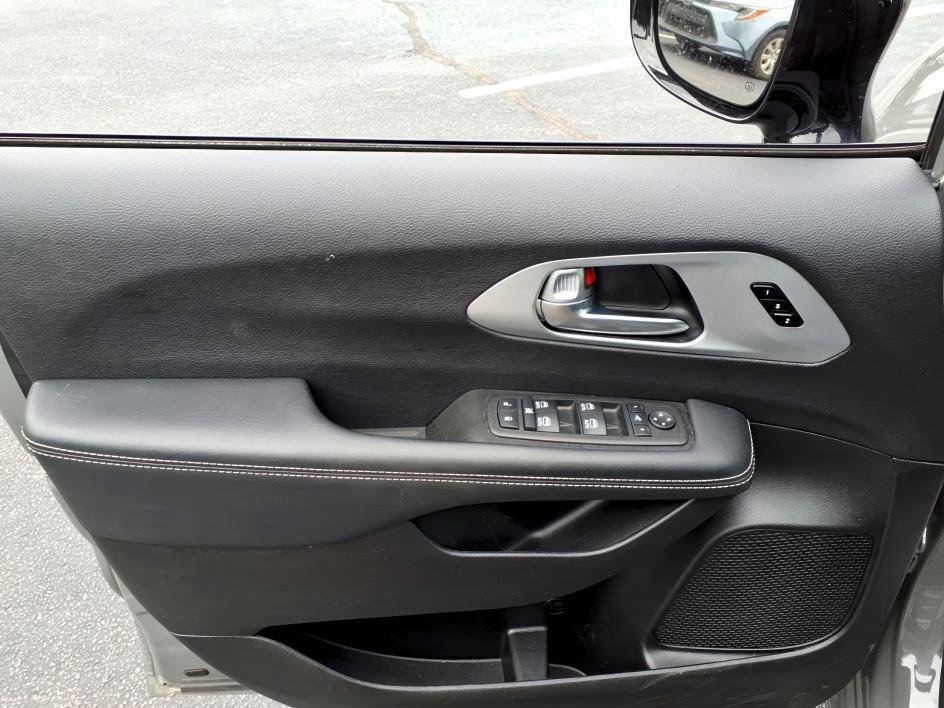 Used 2025 Chrysler Pacifica Limited FWD image 17