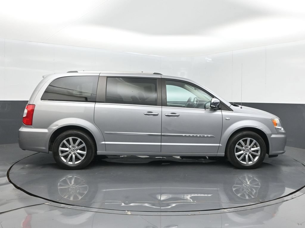 Used 2014 Chrysler Town & Country Touring-L FWD image 5