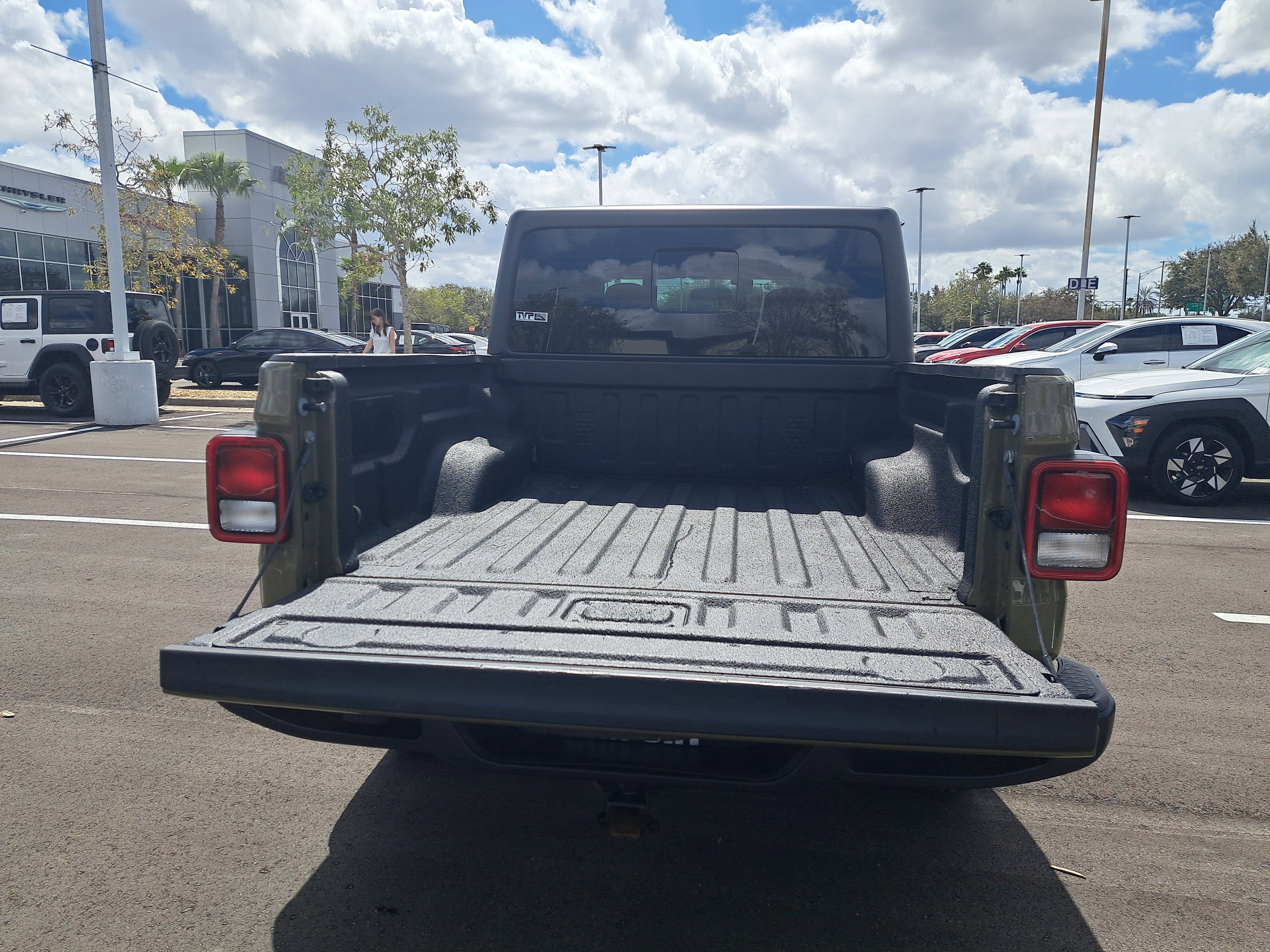 Used 2025 Jeep Gladiator Sport AWD/4WD image 17