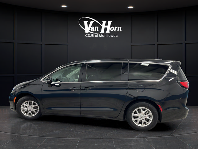 Used 2024 Chrysler Pacifica Touring-L FWD image 4