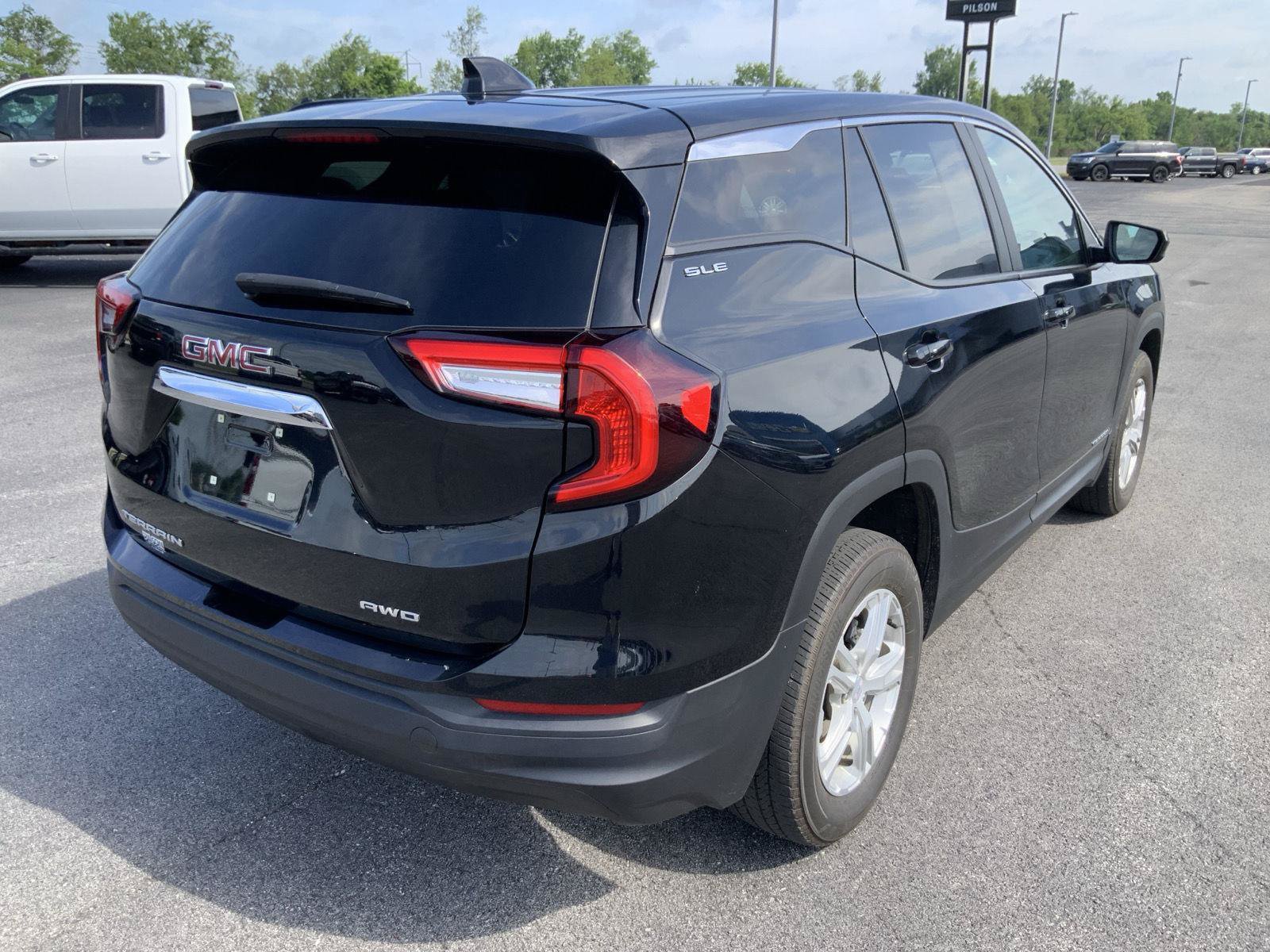 Used 2023 GMC Terrain SLE AWD/4WD image 12