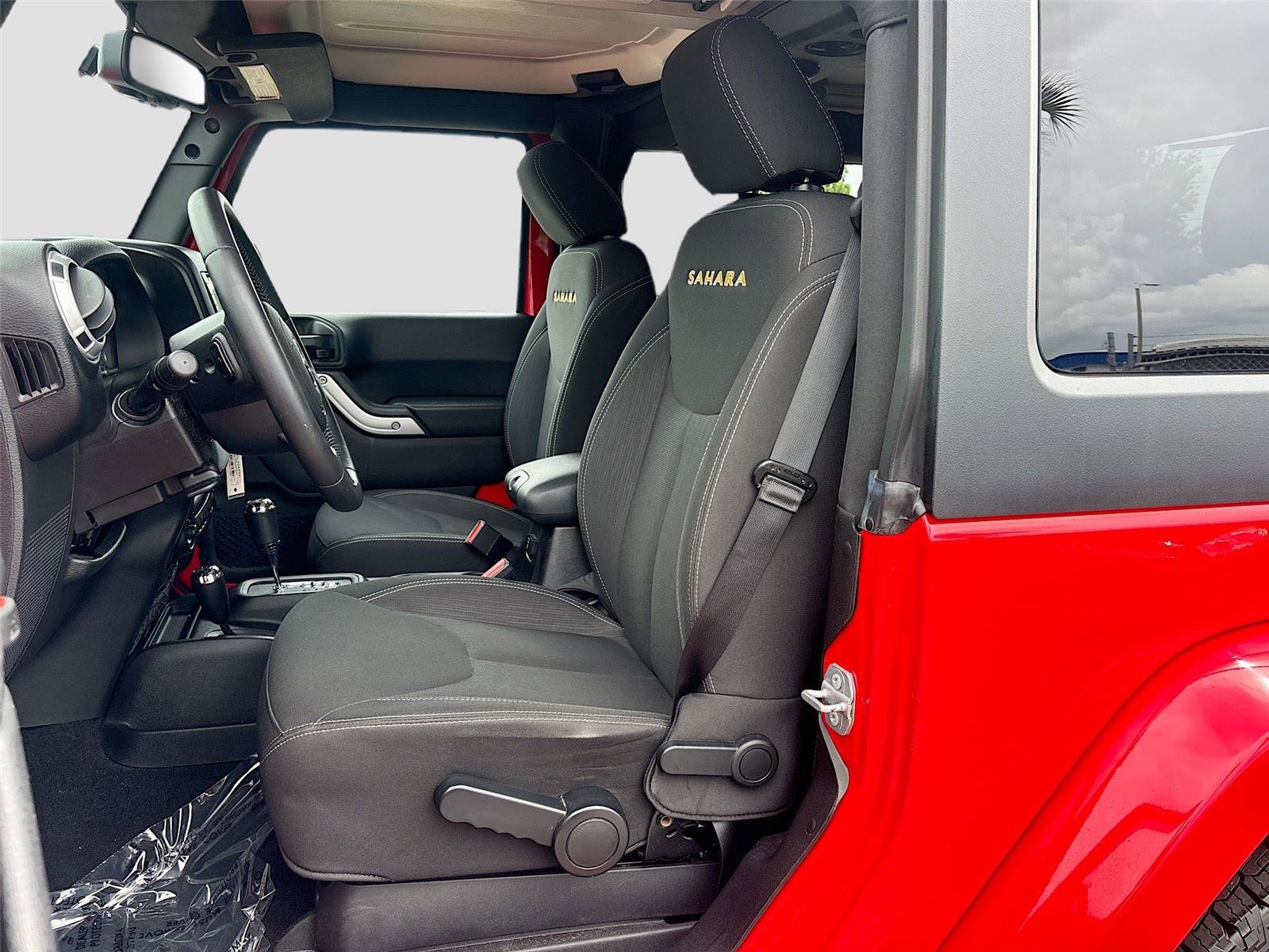 Used 2015 Jeep Wrangler Sahara w/ Connectivity Group AWD/4WD image 18