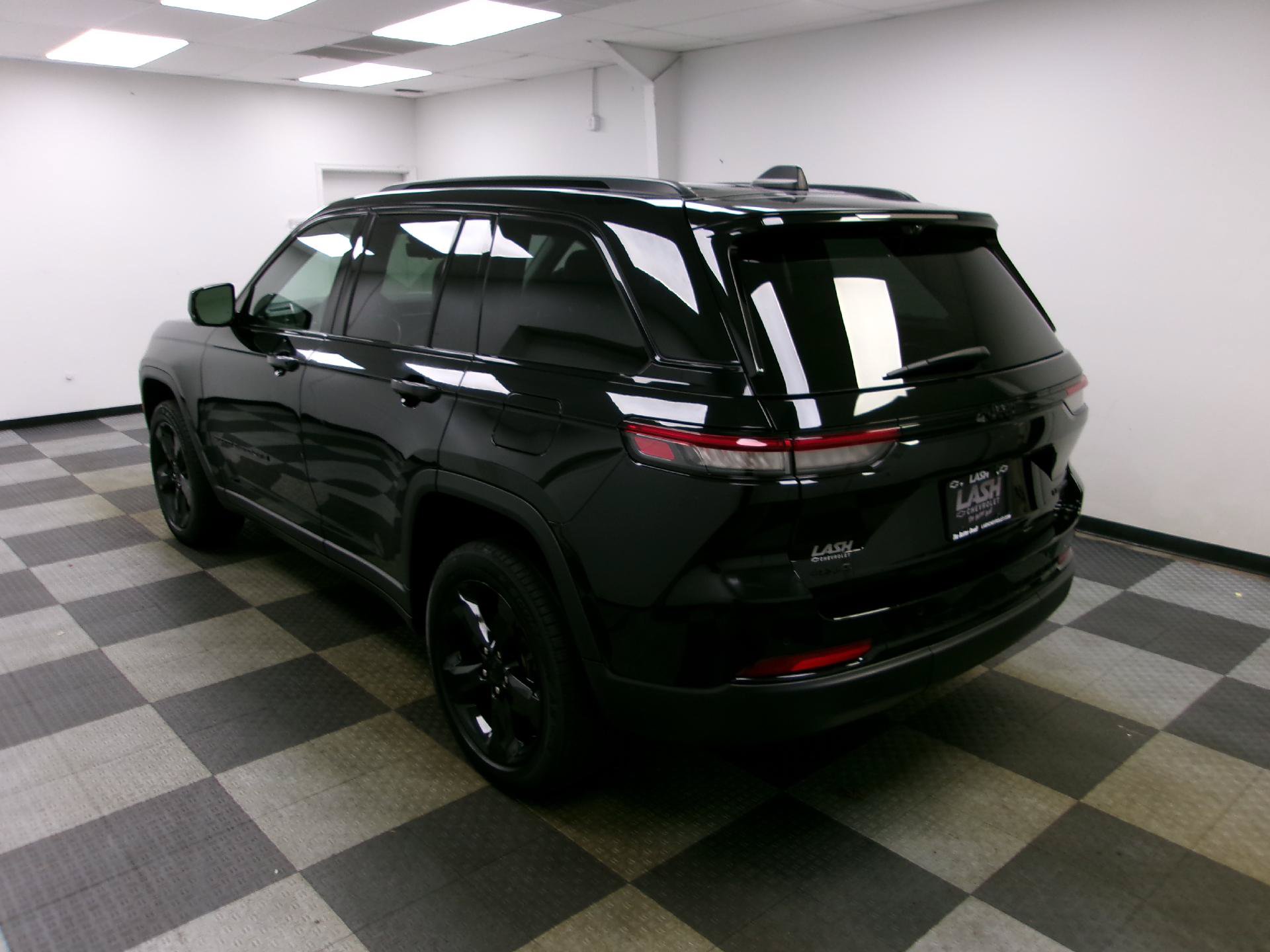 Used 2023 Jeep Grand Cherokee Limited w/ Luxury Tech Group II AWD/4WD image 2