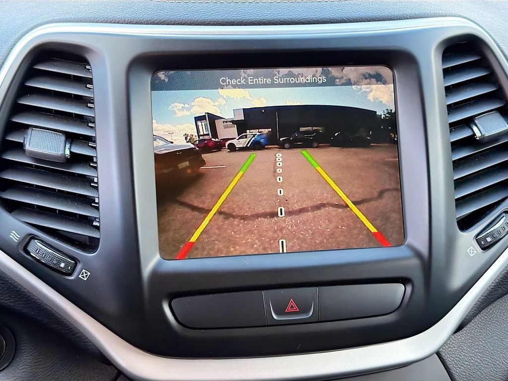 Used 2018 Jeep Cherokee Latitude Plus w/ Cold Weather Group FWD image 16