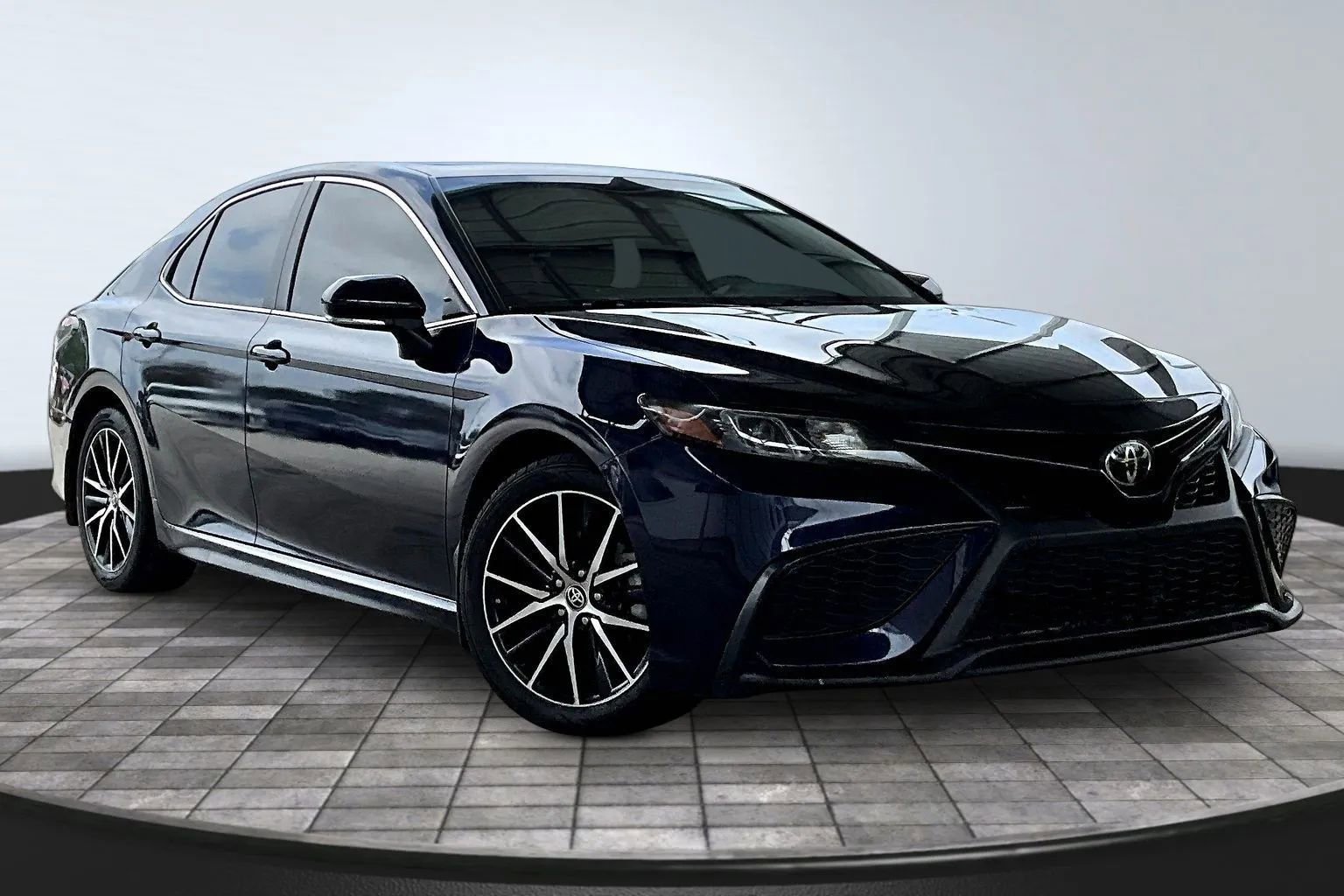 Used 2022 Toyota Camry SE w/ Cold Weather Package FWD image 3