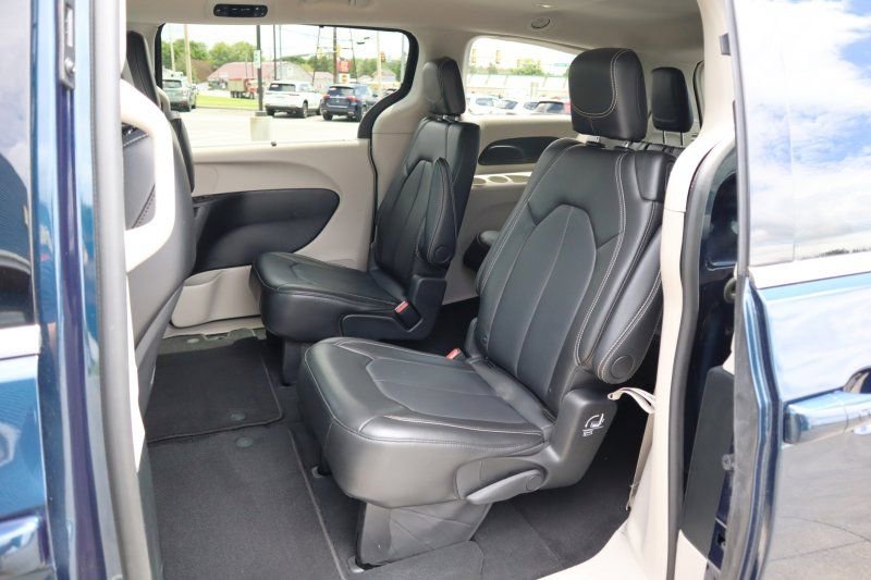 Used 2024 Chrysler Pacifica Touring-L FWD image 14