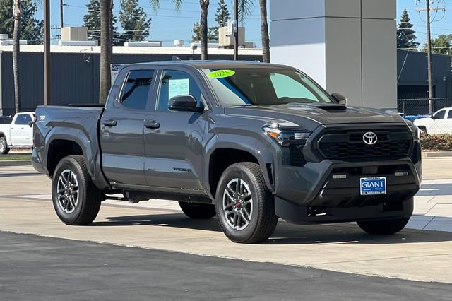 Used 2025 Toyota Tacoma TRD Sport AWD/4WD image 2
