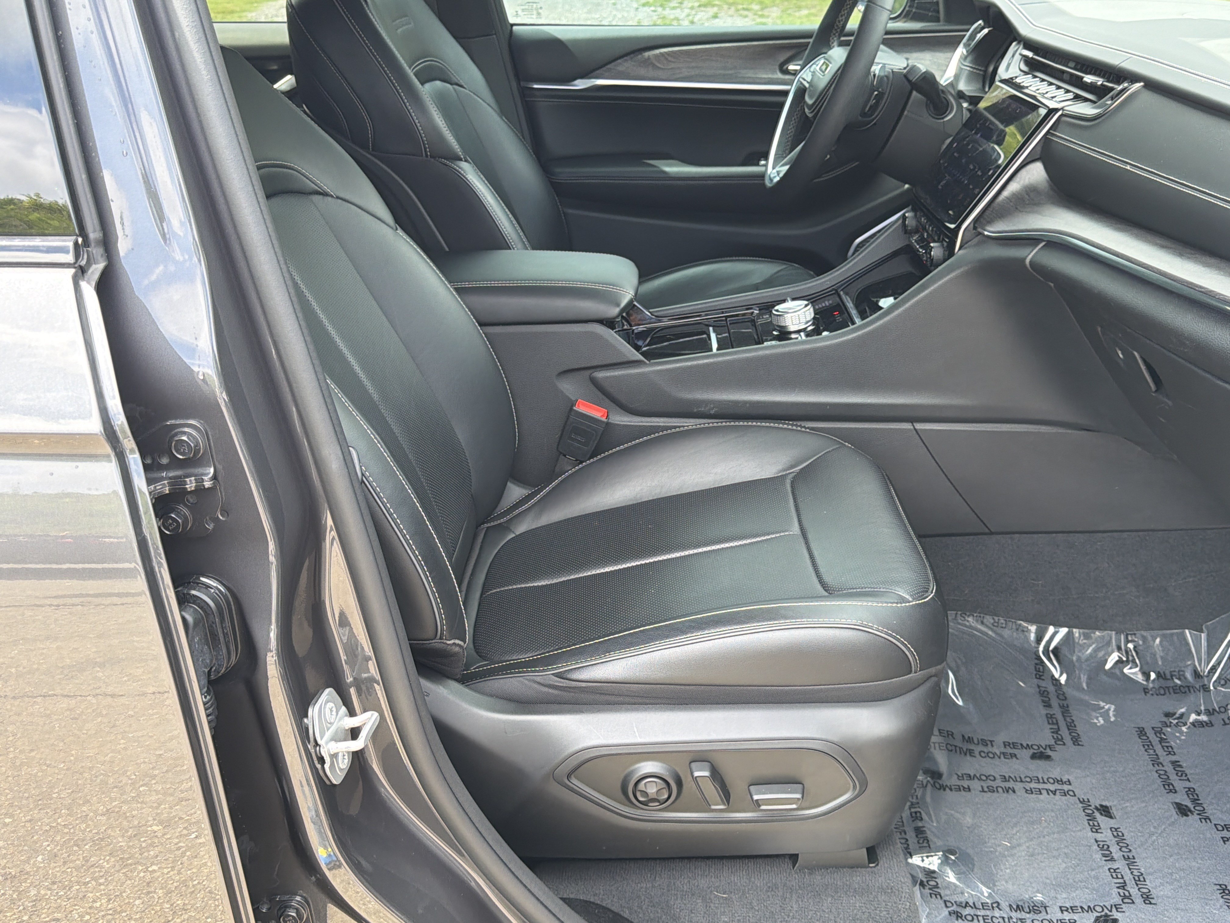 Used 2023 Jeep Grand Cherokee Overland AWD/4WD image 13
