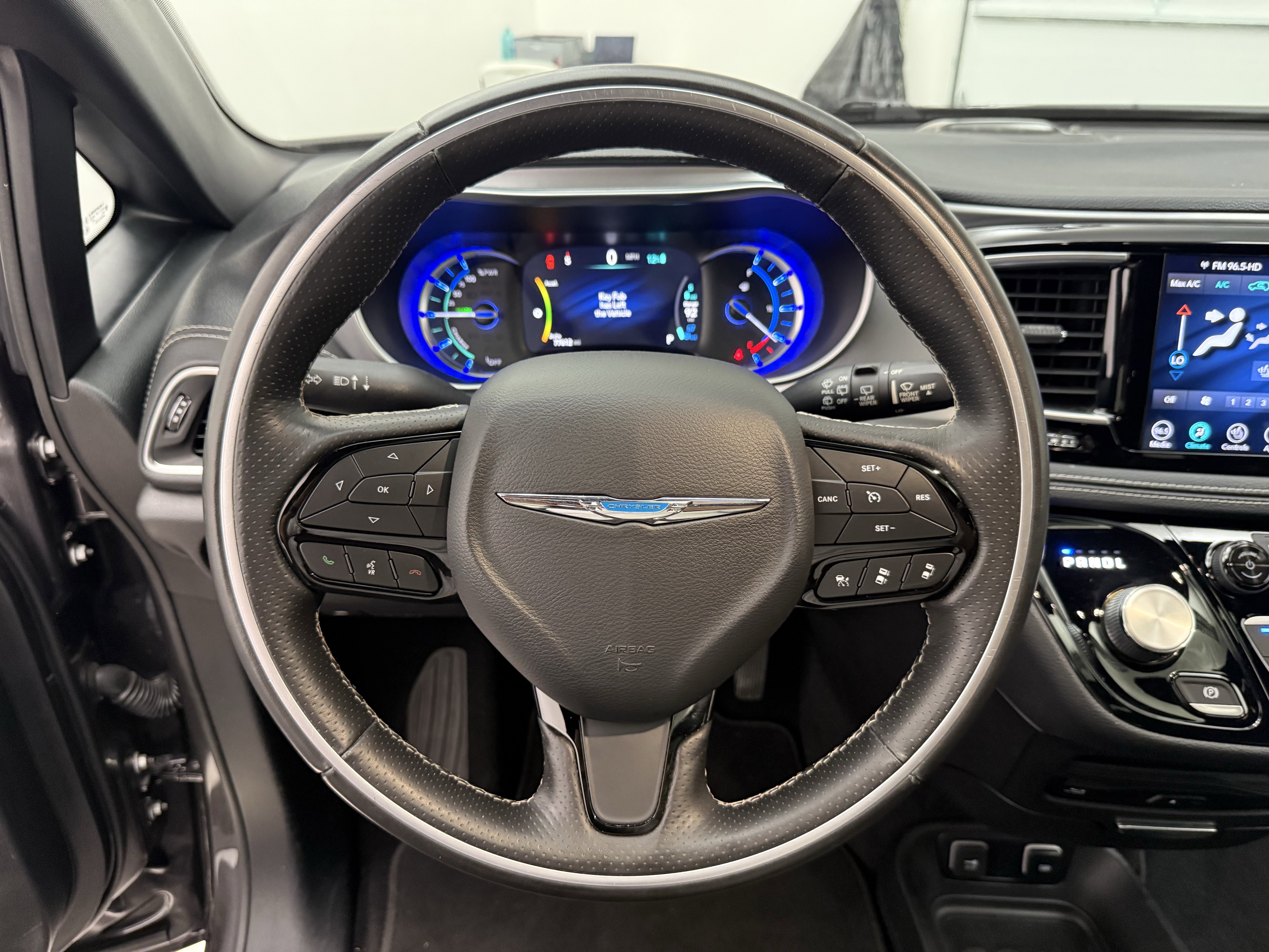 Used 2020 Chrysler Pacifica Limited w/ Advanced Safetytec Group FWD image 15