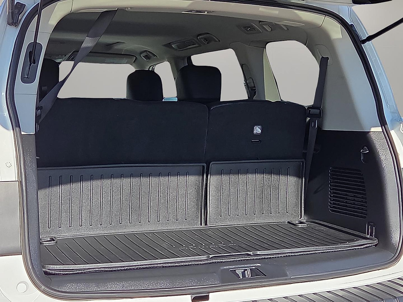 Used 2024 Nissan Armada SL w/ Captain's Chairs Package AWD/4WD image 9