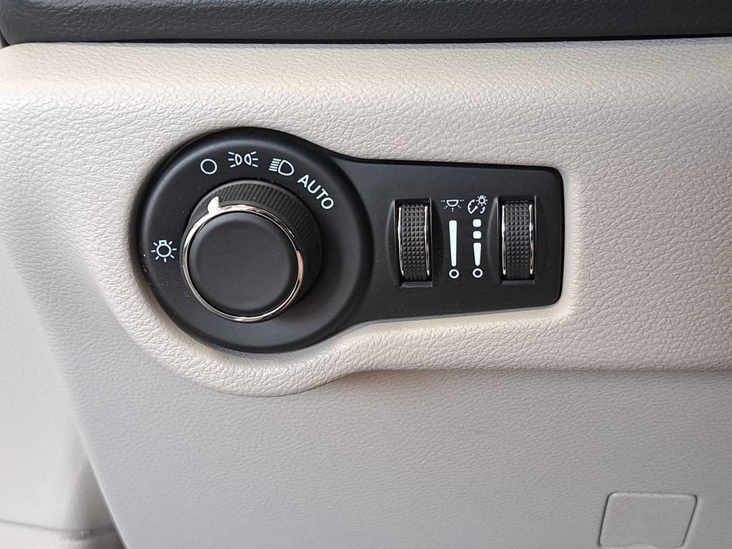Used 2023 Chrysler Voyager LX FWD image 26