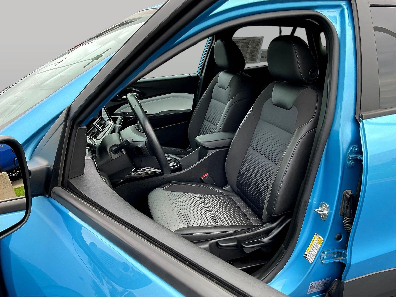 Used 2025 Chevrolet Trax LT w/ Driver Confidence Package FWD image 24