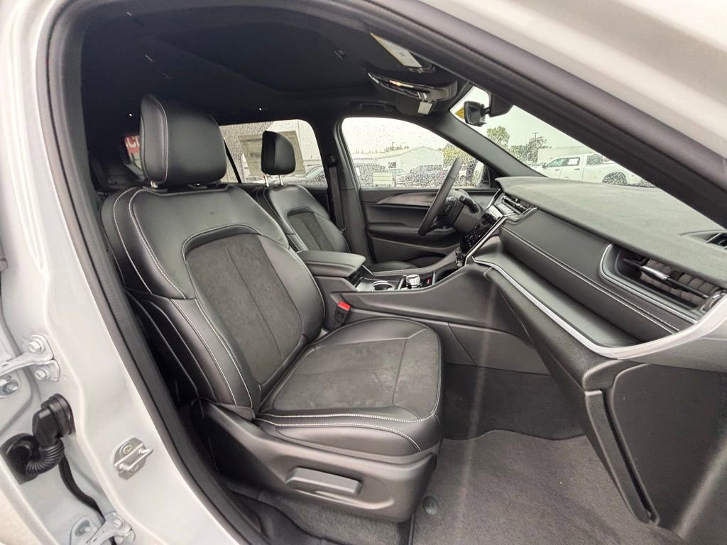 New 2025 Jeep Grand Cherokee L Altitude image 9